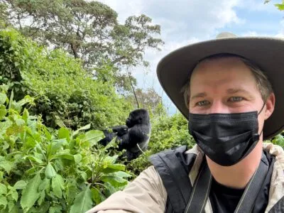 Gido met een gorilla in Rwanda.