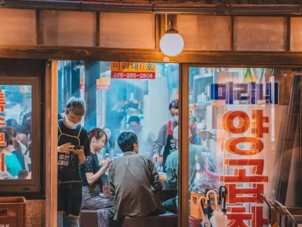Mensen in een café in Zuid-Korea