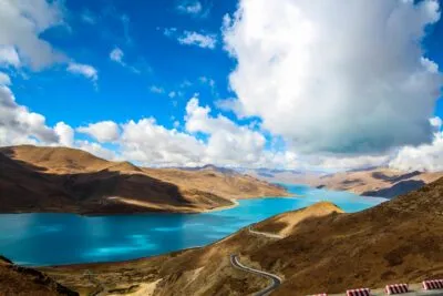 Yamdrok-meer in Tibet, China.