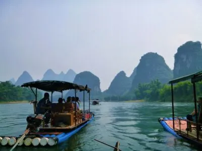 Bamboevlotten varen over de Yulong rivier in Yangshuo, China