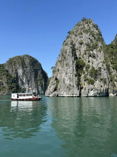 Boot en kalksteenrotsen van Lan Ha Bay, Vietnam