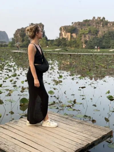 Amber bij het water in Ninh Binh, Vietnam