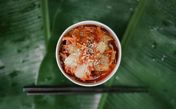 Het Zuid-Koreaans gerecht kimchi, in een schaal