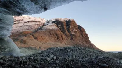 Berg vanuit ijsgrot in IJsland.