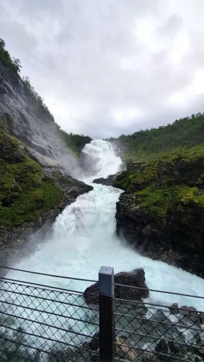 Waterval tijdens Flamsbana in Noorwegen