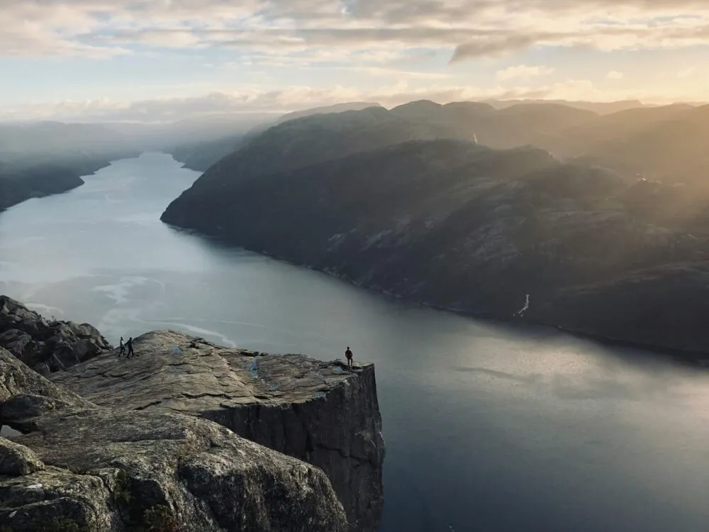 Uitzicht vanuit Preikenstolen op de fjord in Noorwegen.