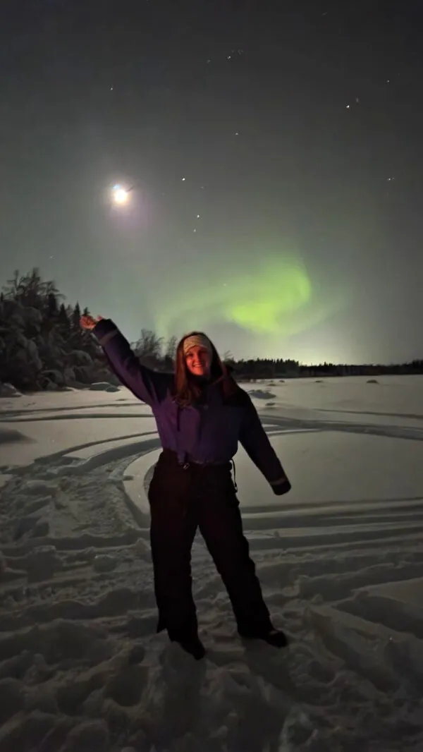 Reisspecialist Lara onder het noordelicht in Lapland