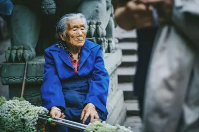 Oudere vrouw zittend in China.
