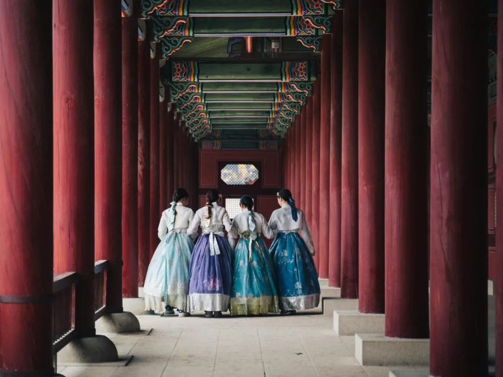 Vrouwen in traditionele kleding in Zuid-Korea