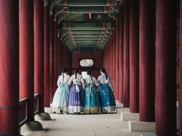 Vrouwen in traditionele kleding in Zuid-Korea