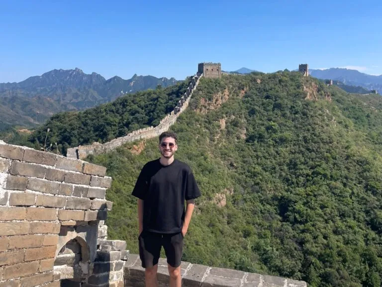 Niels op de Chinese Muur in China