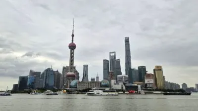 Zicht vanuit de Bund op de skyline van Shanghai, China.