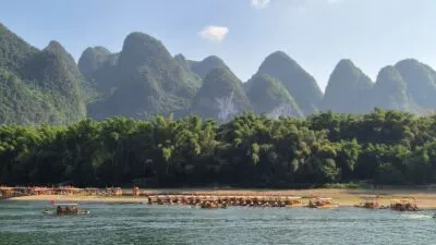 Karstgebergte en bootjes in Yangshuo, China.